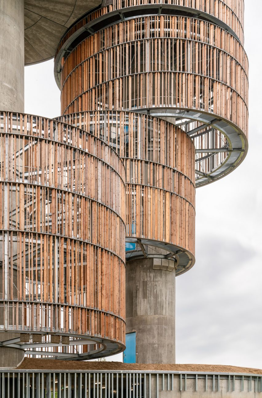 Close-up of water tower exterior by Temperaturas Extremas