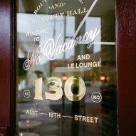 No Vacancy hotel Le Lobby door entrance