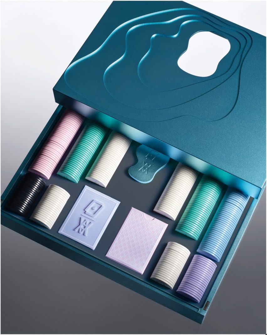Poker set in aluminium case