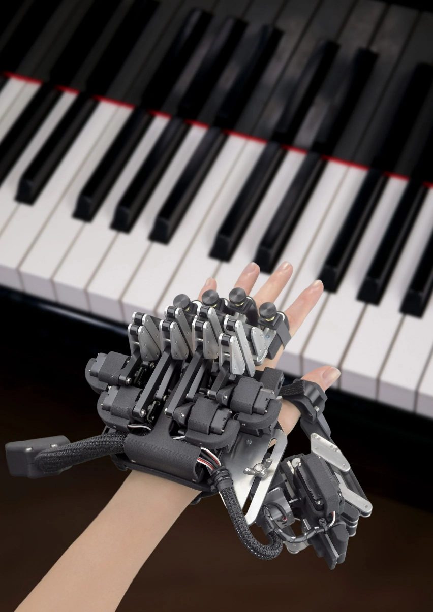 Exoskeleton piano robot device