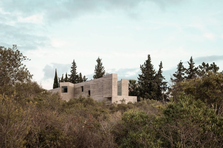 Concrete house in the Algarve by Pedro Domingos Arquitectos
