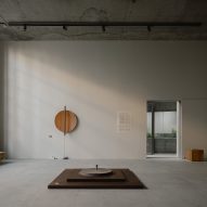 Vast room with concrete, glass and wood