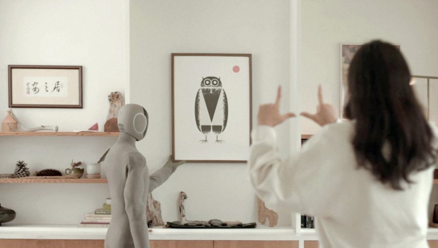 Neo Gamma robot by 1X adjusting a picture