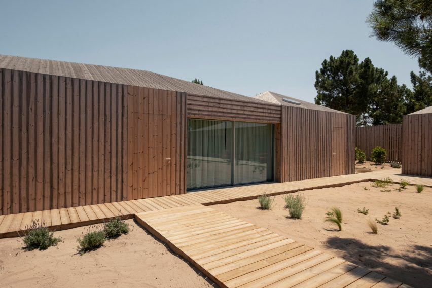 Wooden decks of Casa Donovan by PIMAA Architects