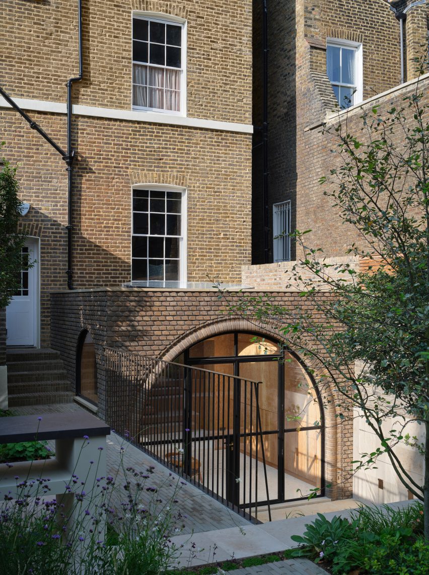 London home extension with arched doorway