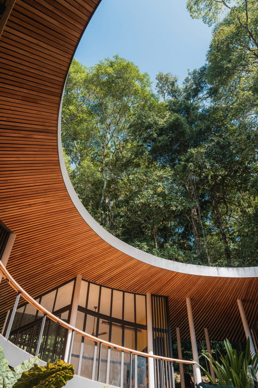 Doughnut-shaped roof