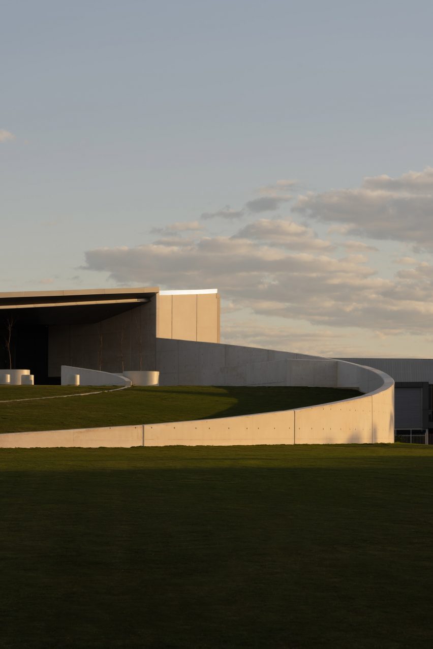 Curved concrete building