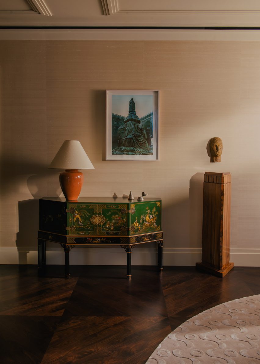 Green chinoiserie and sculpture in London flat