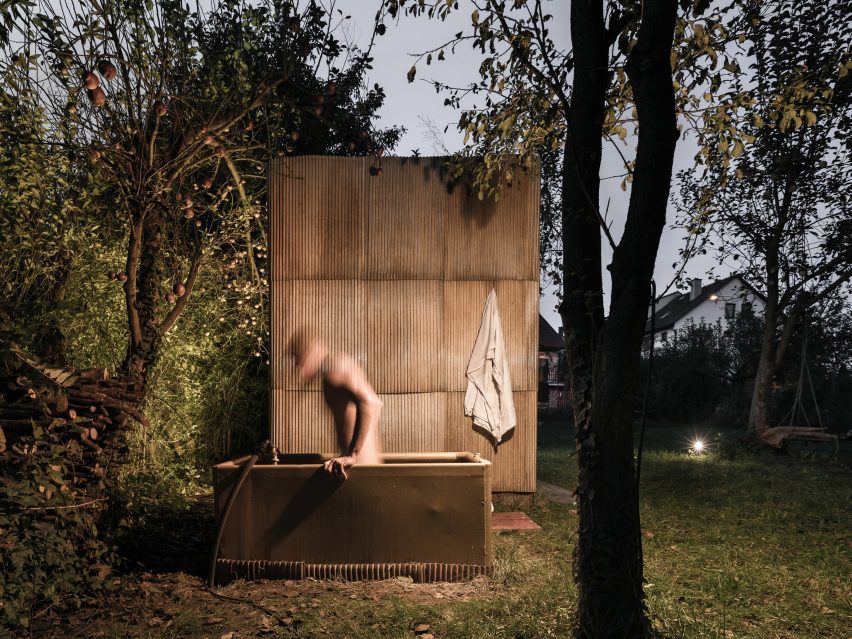 Outdoor tub in Czech Republic by Ika Architekti