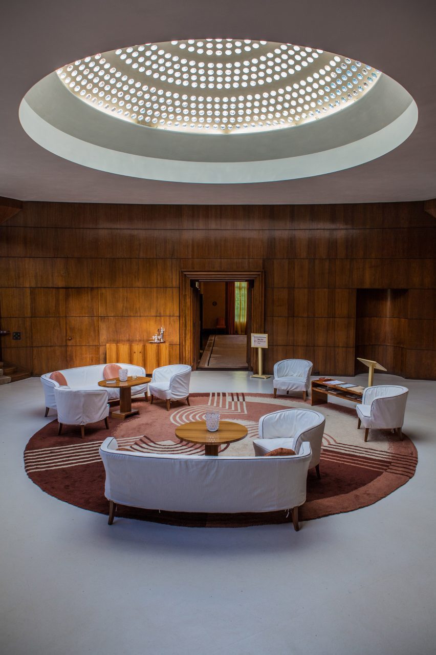 Art deco entrance hall