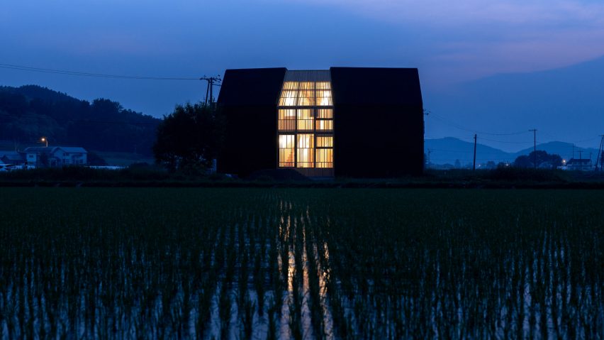 View of off-grid home by Florian Busch Architects at night