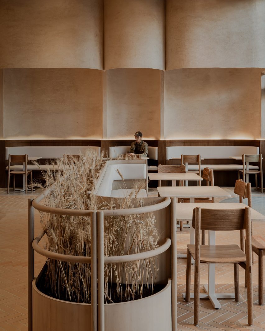A banquette with wheat planted around its edges
