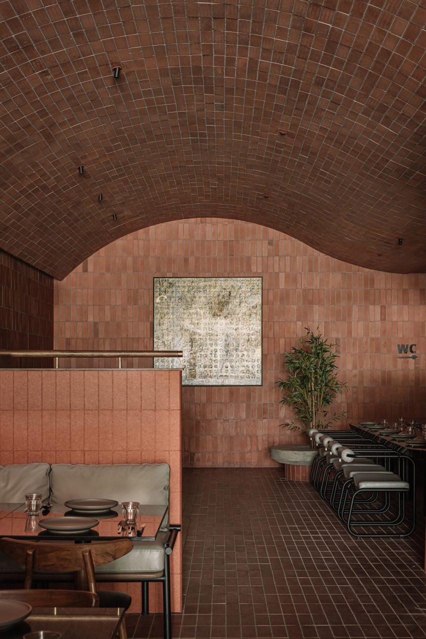 Wave-like roof of pizzeria