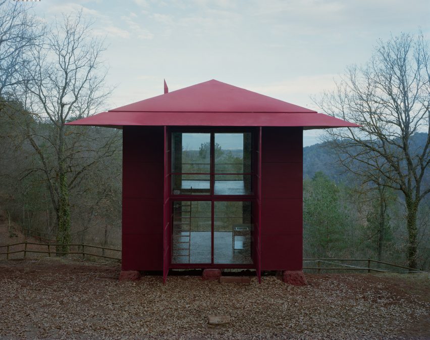 Red cabin in Barcelona by Test and Prefab House Changeover