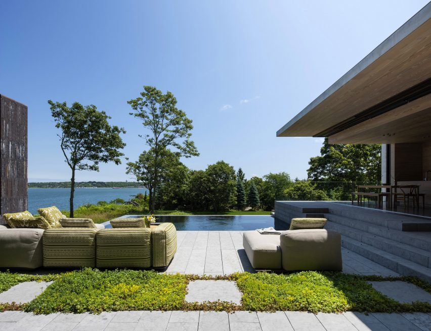 Pool with sea view in Navy Beach house