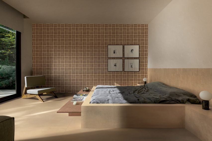 Photo of bedroom with wall and floor surfaces by Florim
