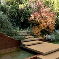 Photo of garden with stair surfaces by Florim