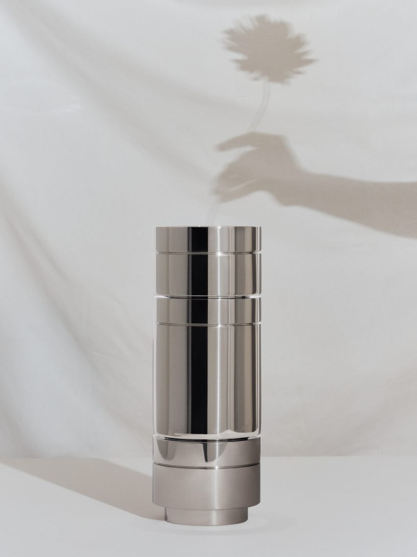 EOOS urn