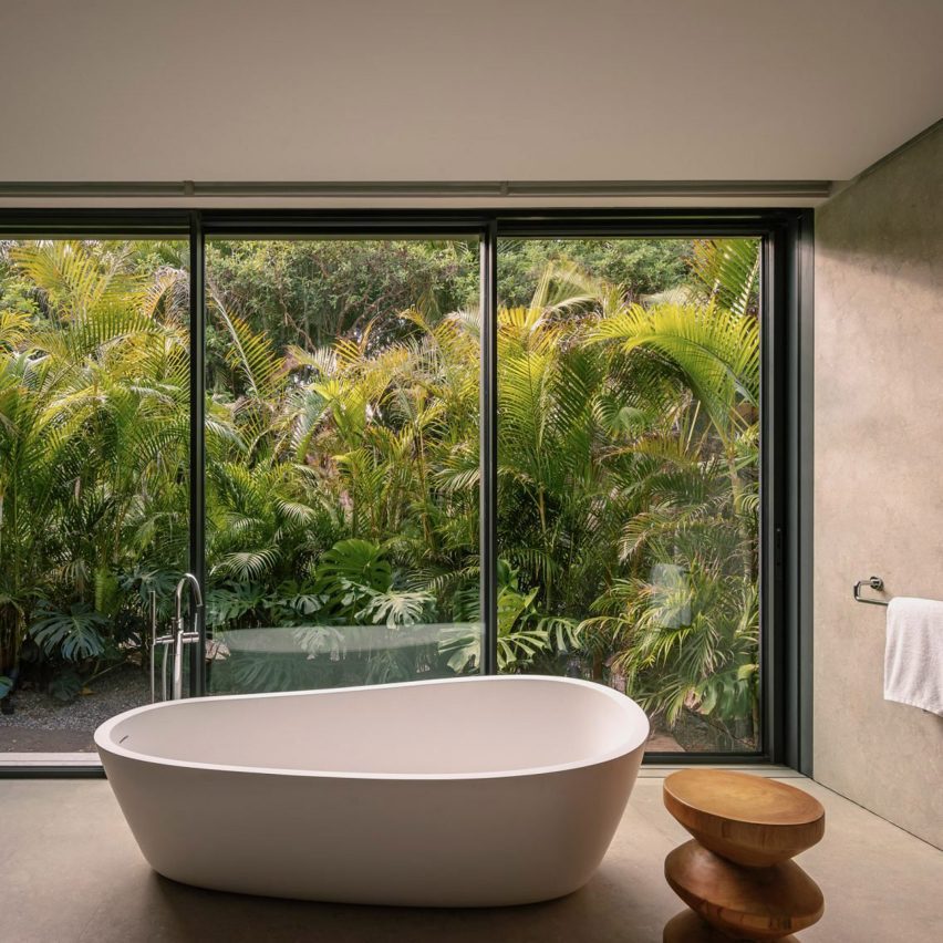 Freestanding bathtub in Casa Quinto Sol by Estudio Cristina Grappin