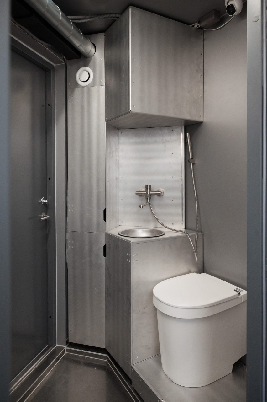 Bathroom clad in metal