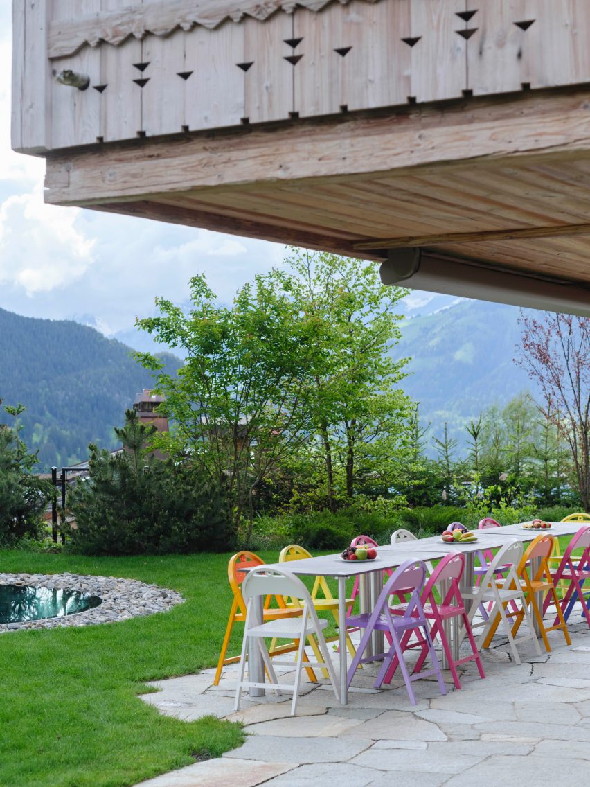 Al-fresco dining area within Swiss chalet by Francis K&eacute;r&eacute; and Nachson Mimran