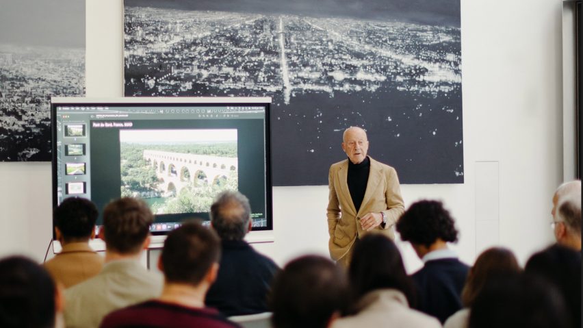 Norman Foster giving a lecture as part of the Master's degree