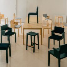 Photo of black and wood-toned chairs and a table by Vaarnii