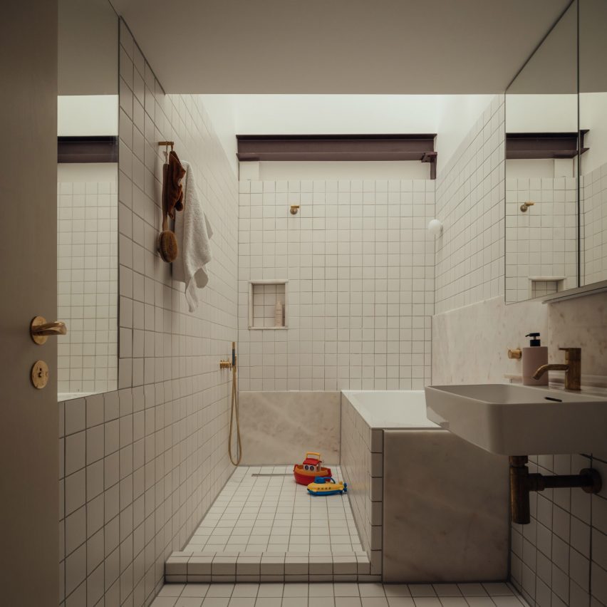 Bathroom interior at Ray House by Archmongers