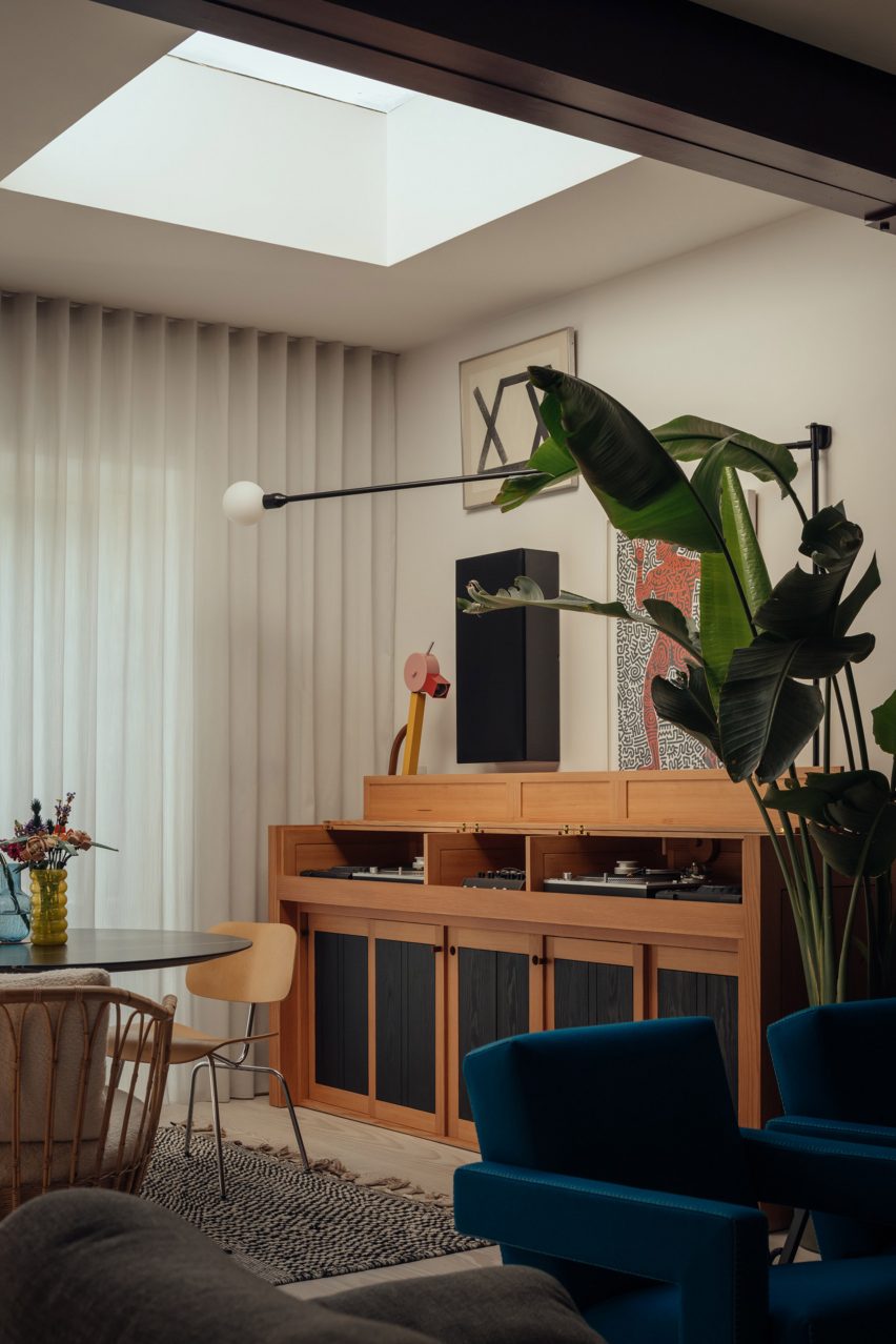 Living area within Ray House by Archmongers