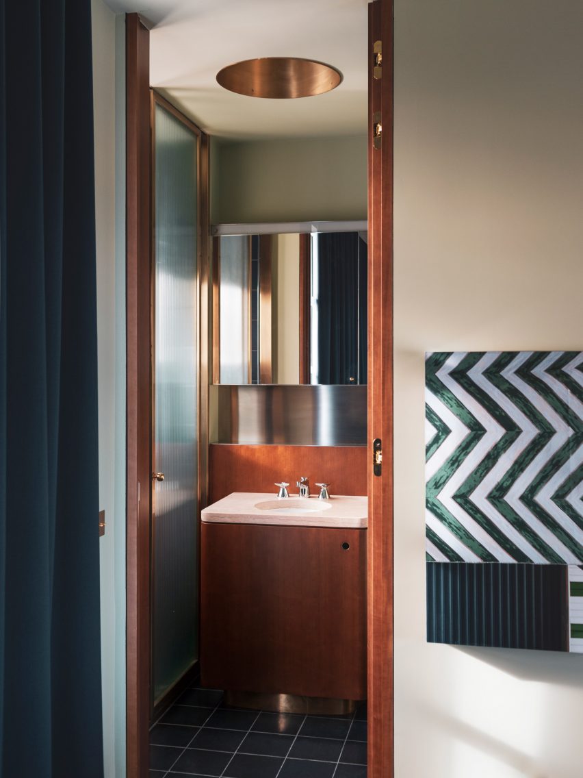 Bathroom in &Eacute;tage 5 in Latitude 43 by Dimore Studio