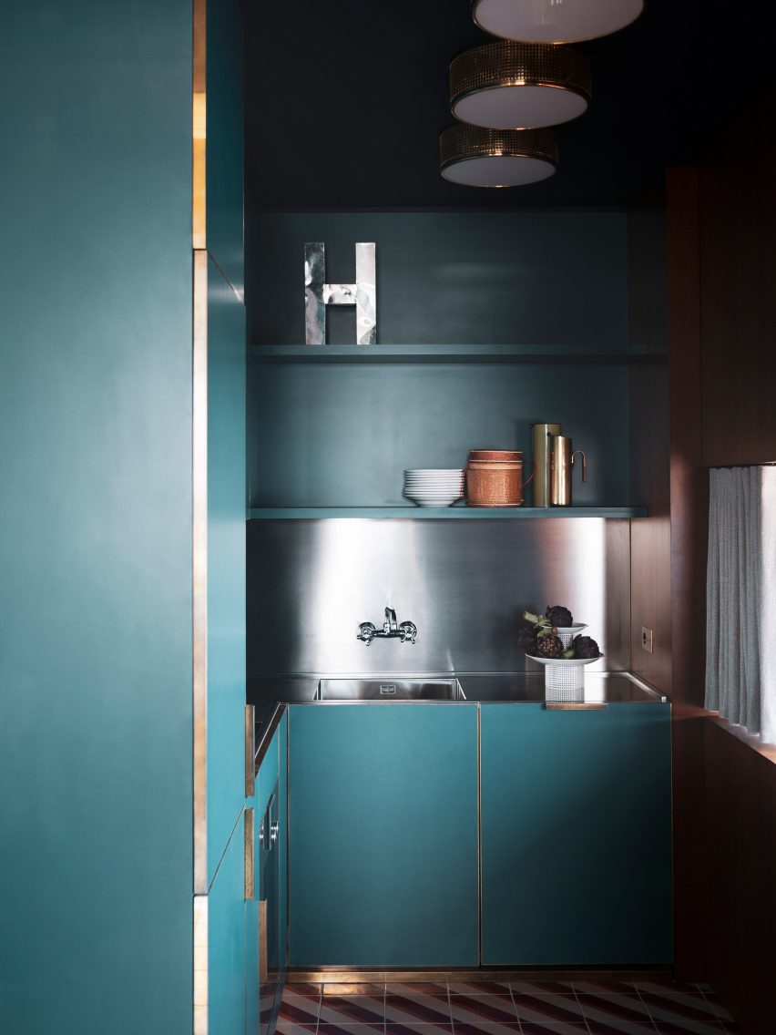 Kitchen in &Eacute;tage 5 in Latitude 43 by Dimore Studio