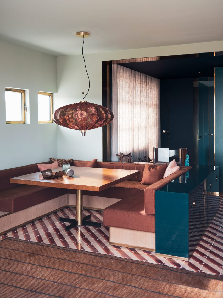 Dining table in &Eacute;tage 5 in Latitude 43 by Dimore Studio