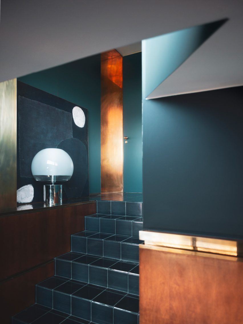 Hallway in &Eacute;tage 5 in Latitude 43 by Dimore Studio