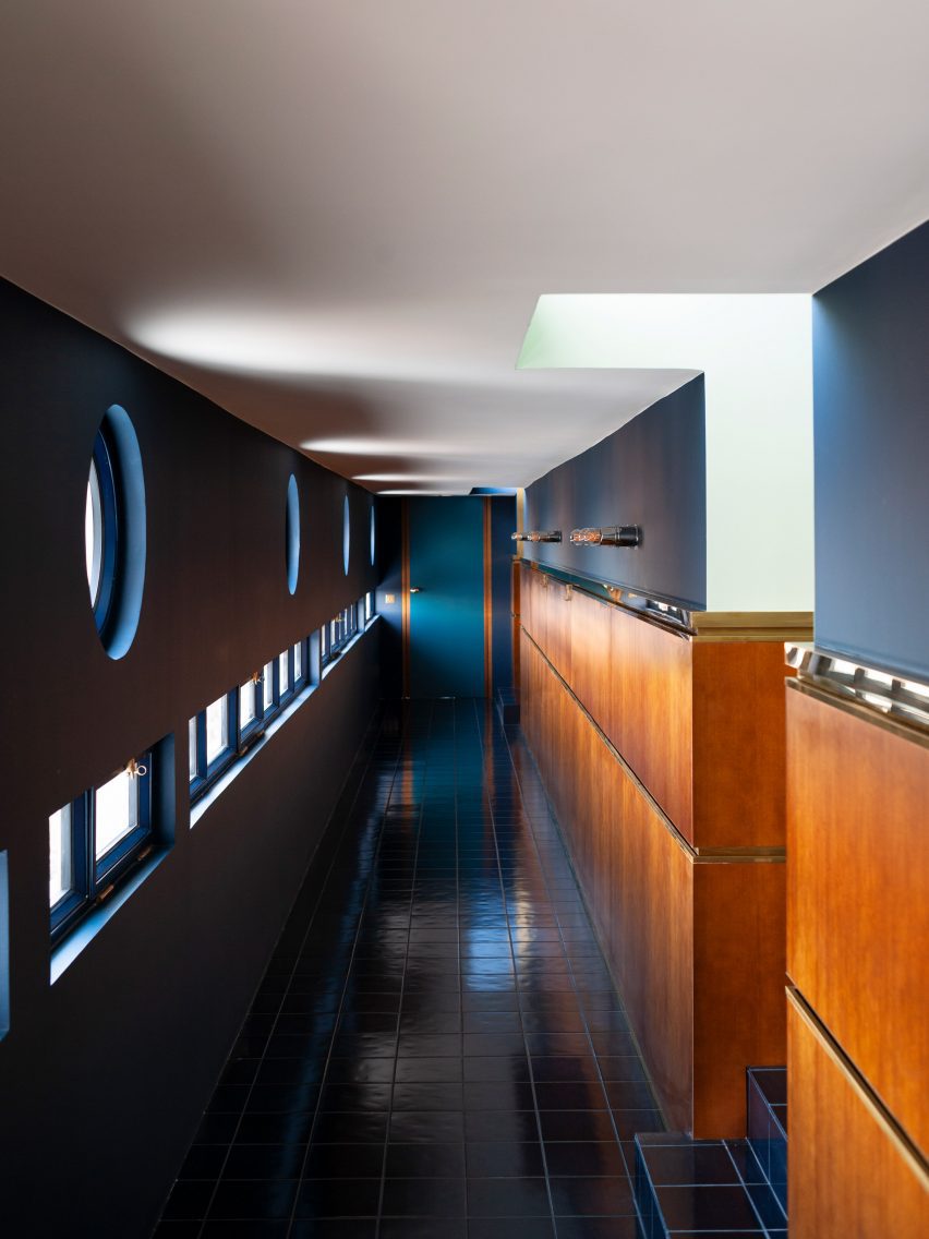 Hallway in &Eacute;tage 5 in Latitude 43 by Dimore Studio