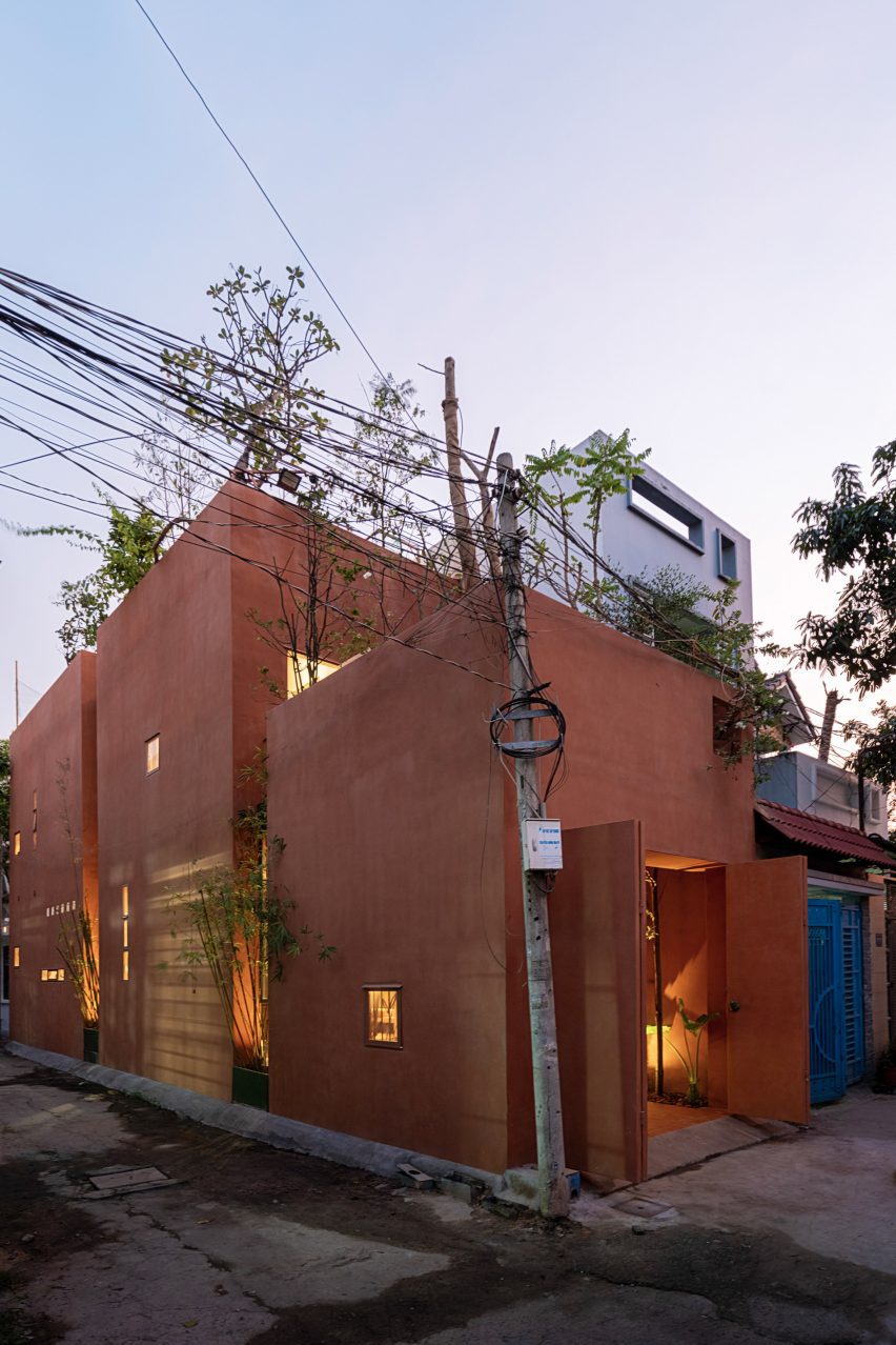 Earthenware House by NAQI & Partners 