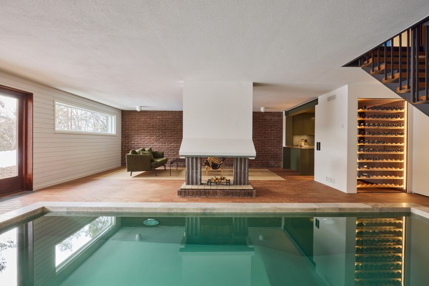 Pool area at updated mid-century modern home by In Praise of Shadows