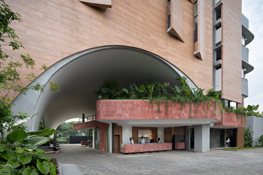 View towards arched opening at workplace by RAD+ar