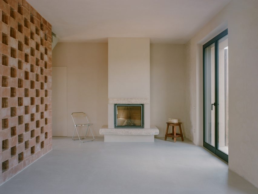 Living room with fireplace and lattice terracotta brick wall