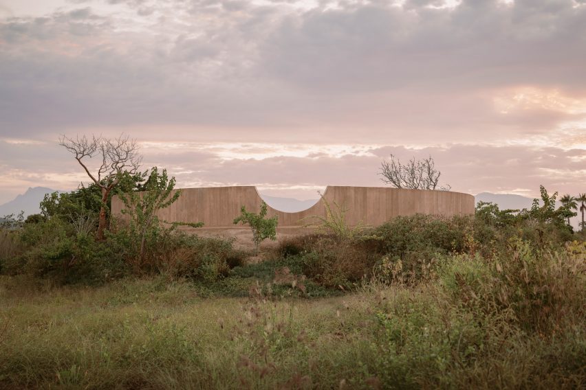 A concrete wall with a semi-circular notch in the top