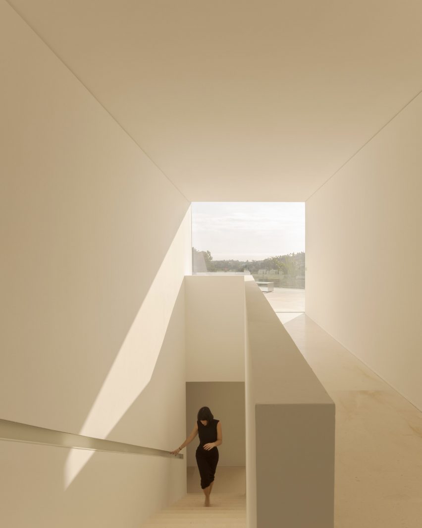 Corridor within coastal house by Fran Silvestre Arquitectos