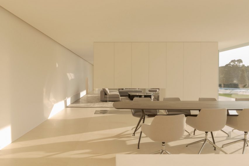 Living space interior at Villa 95 by Fran Silvestre Arquitectos