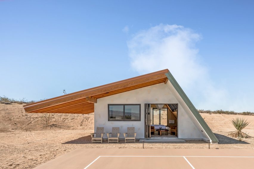 Small building with an angular roof next to a pickleball court