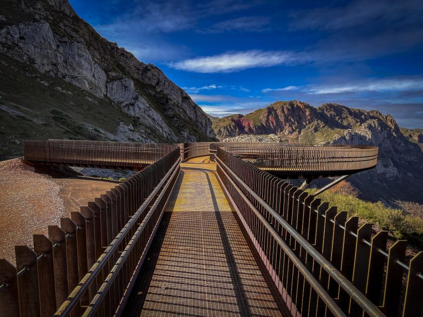 Deck of Farrapona Geological Viewpoint by Puerto & Sánchez Arquitectos