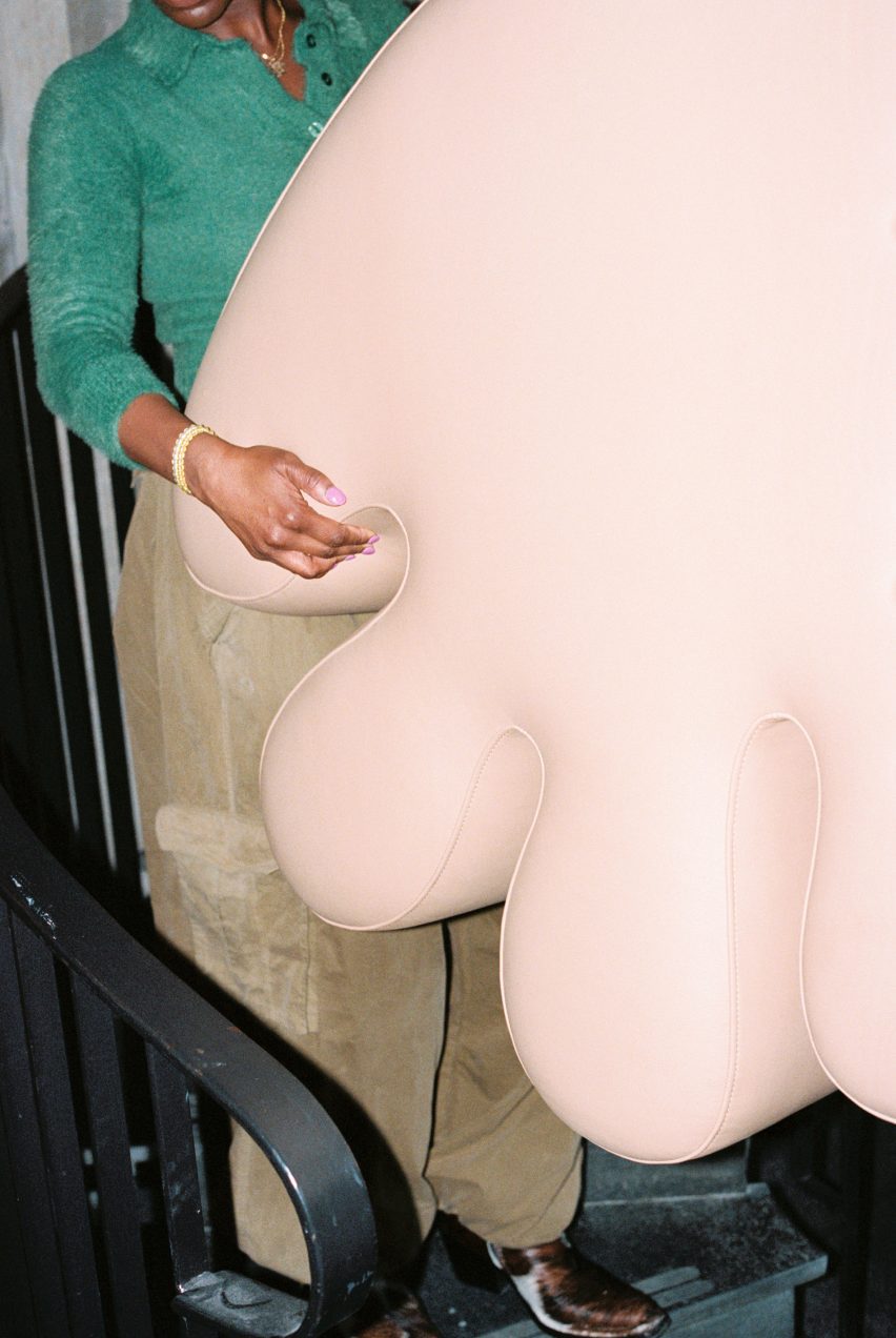 Person holding a Palma pouf