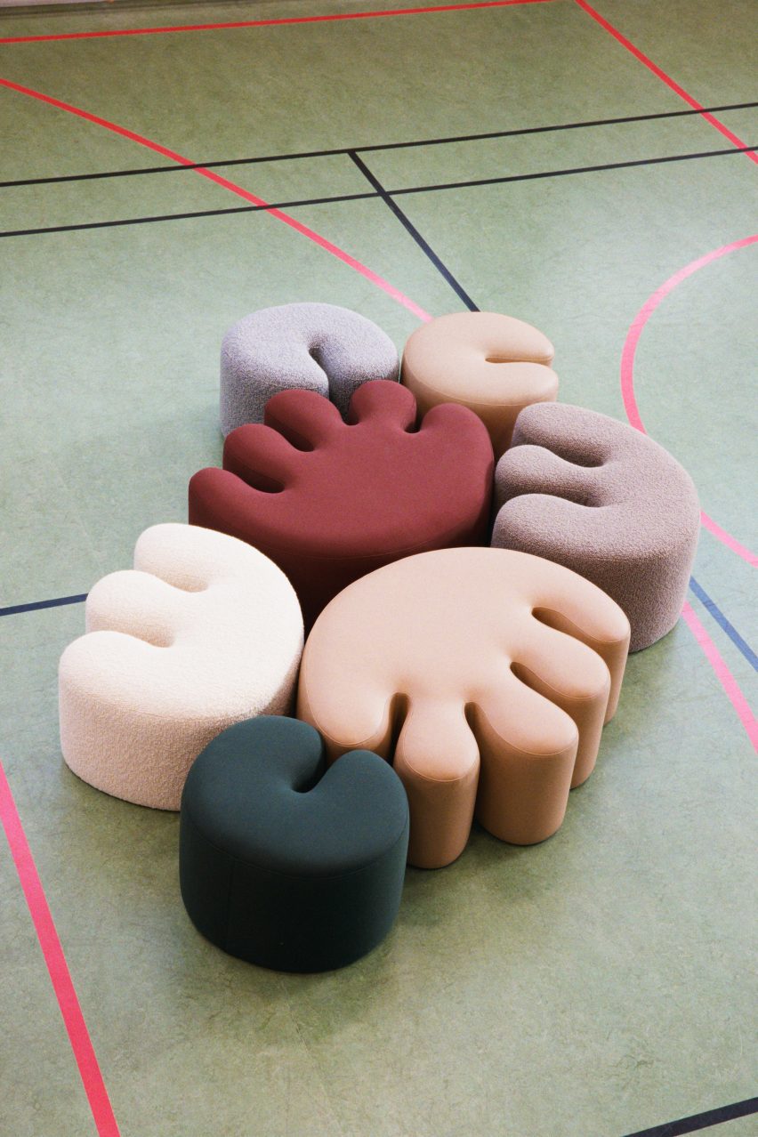 Poufs with many fingers