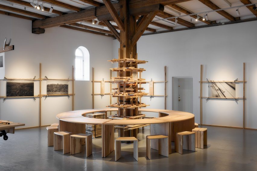 Circular table organised around a pillar