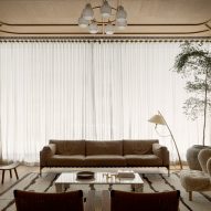 Hotel lounge area with assortment of furnishings
