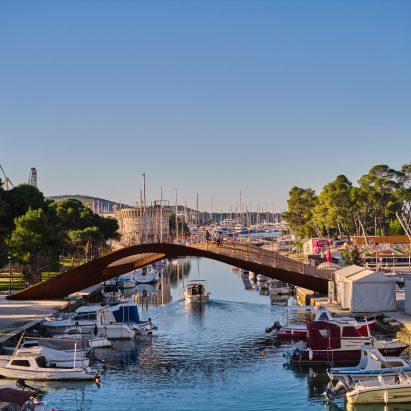 Bridge over Foša by Prostorne Taktike