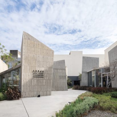 Stonehenge Lodge by Enter Future Construction, HoLebensArt Living, HEJU and Terrarch