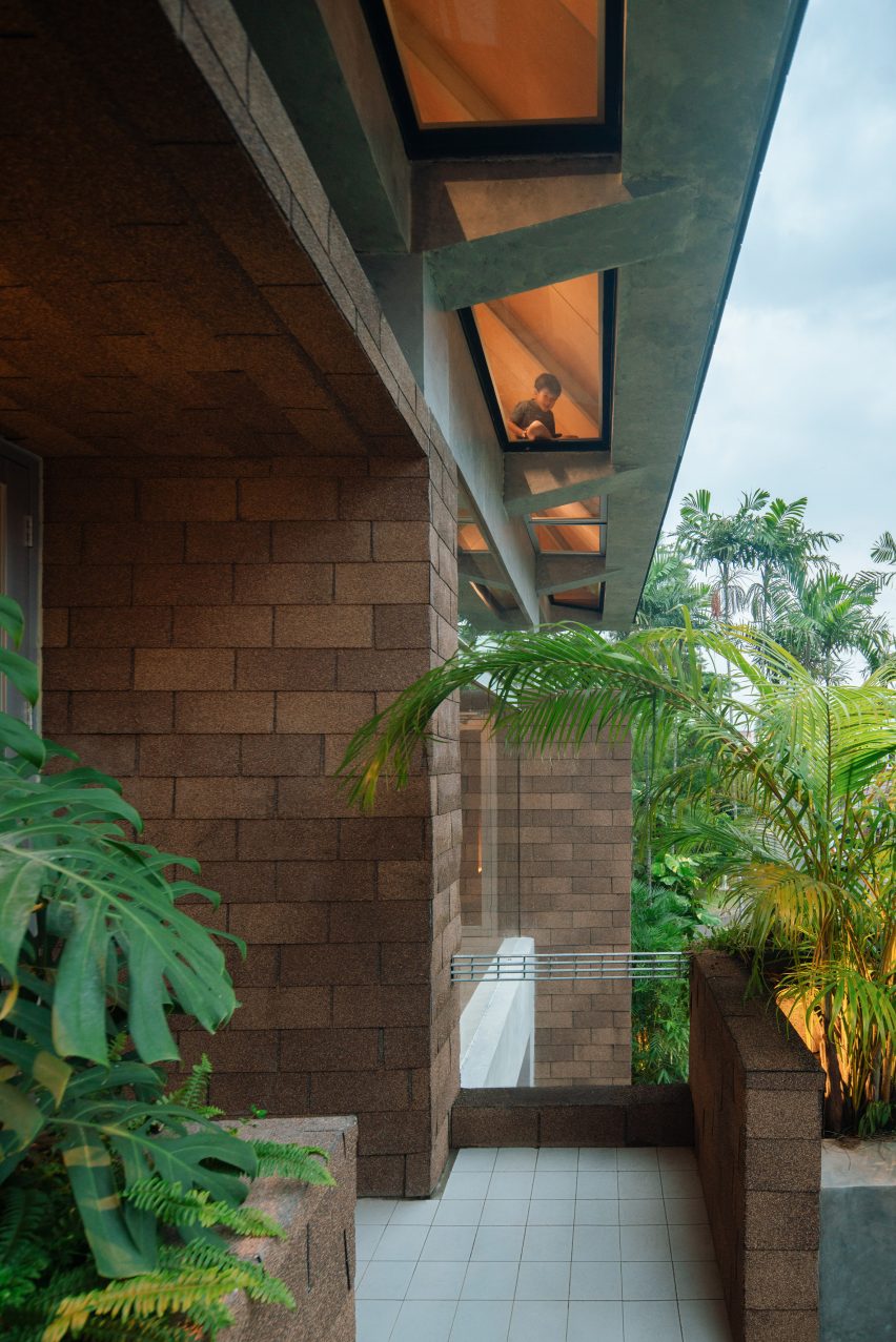 Roof with glazed soffit